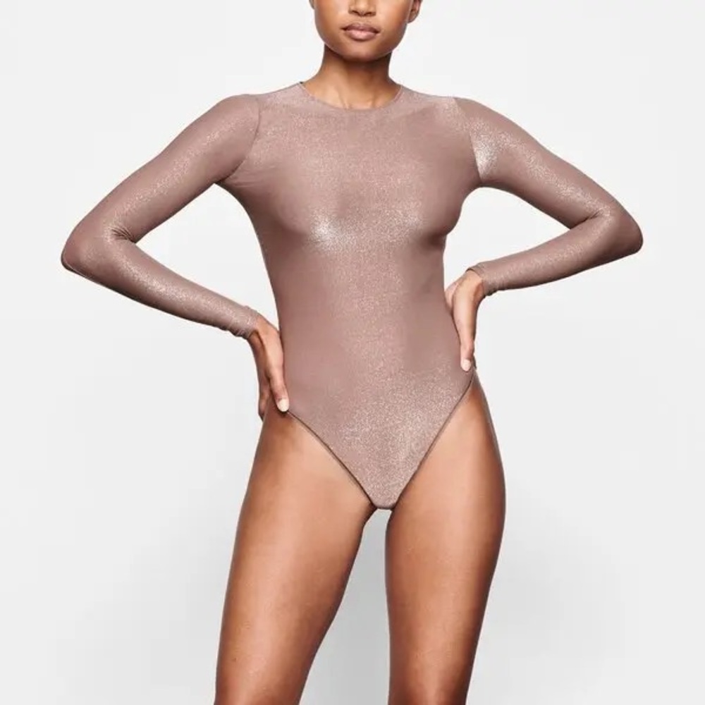 SKIMS Shimmer Long Sleeve Bodysuit - Umber